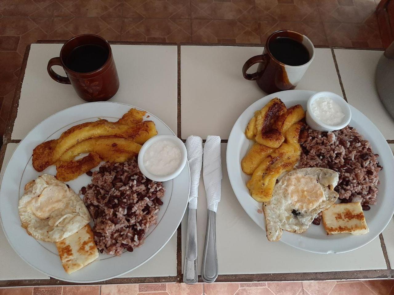 Ometepe House Bed & Breakfast โมโยกัลปา ภายนอก รูปภาพ